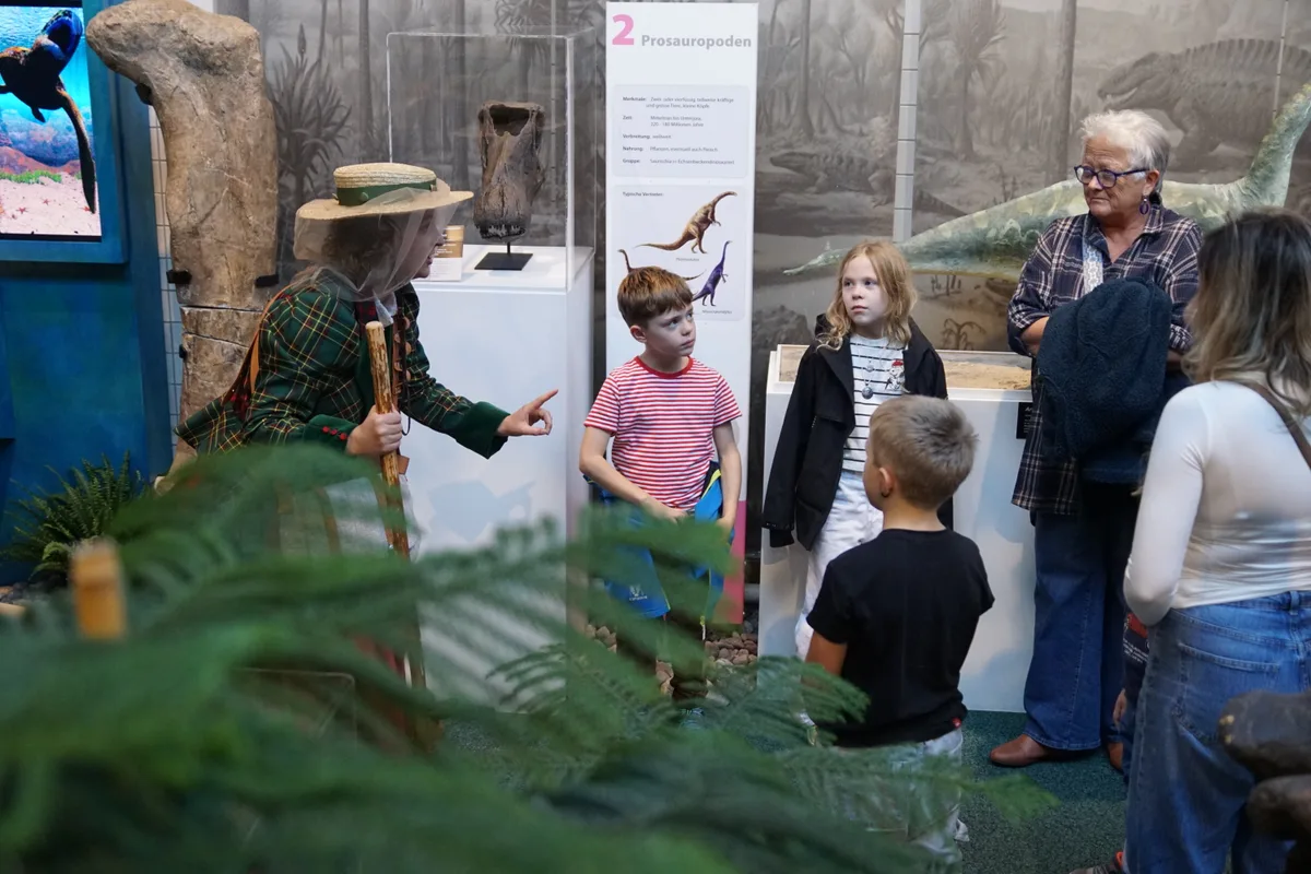 Atlant Bieri präsentiert sein neues Buch mit einem Improvisationstheater im Sauriermuseum.